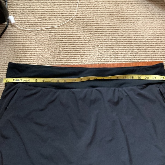 EDDIE BAUER athletic black skirt with attached shorts. With pockets. Size T2XL - Picture 6 of 13